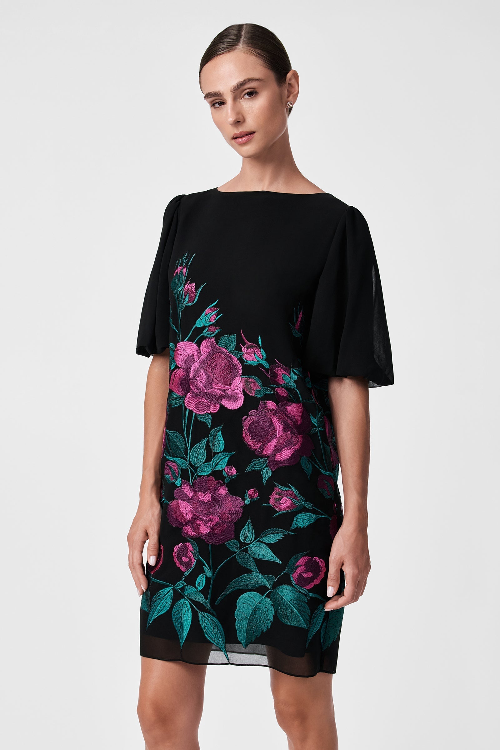 Vestido corto con bordado