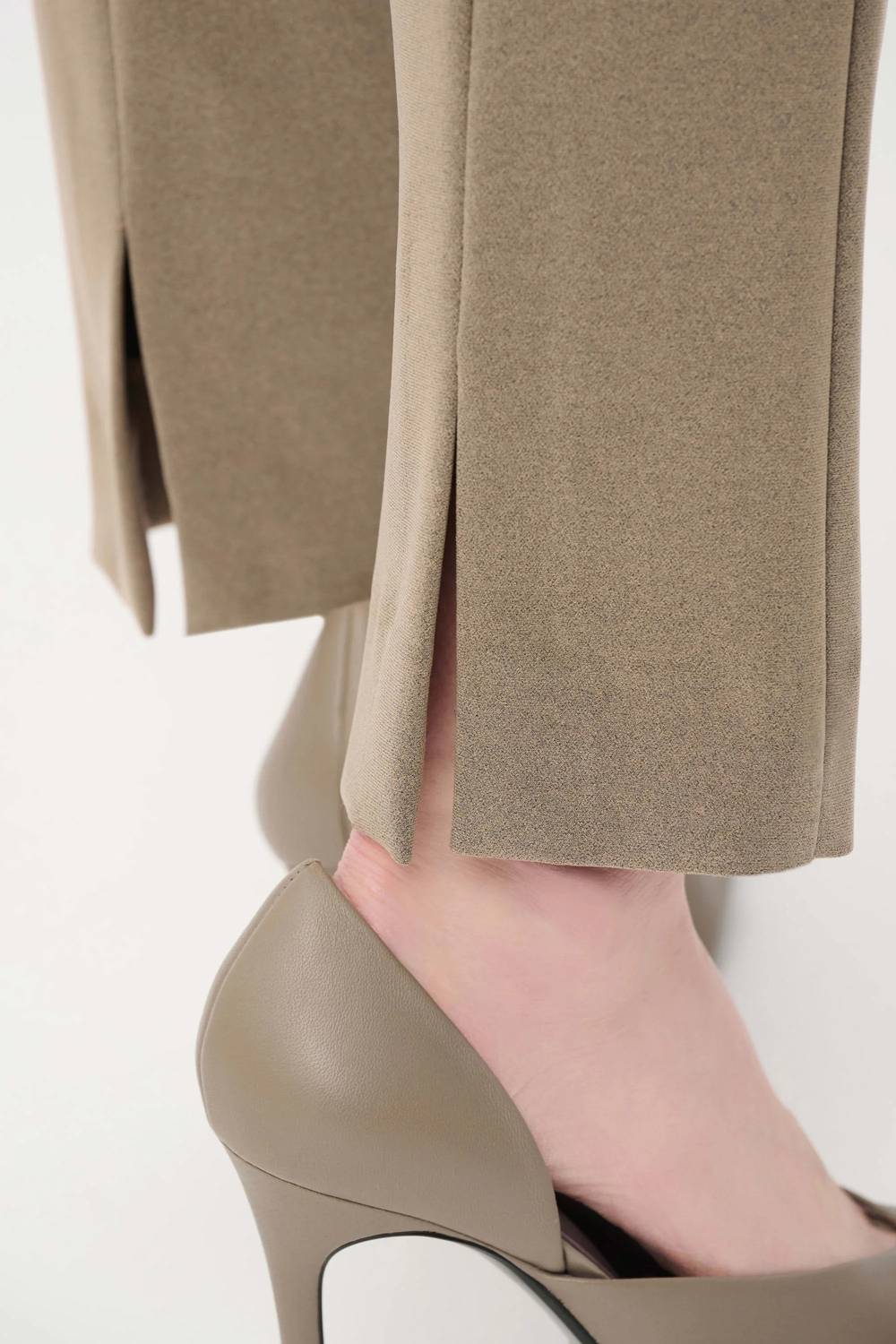 Pantalón de corte recto color taupe