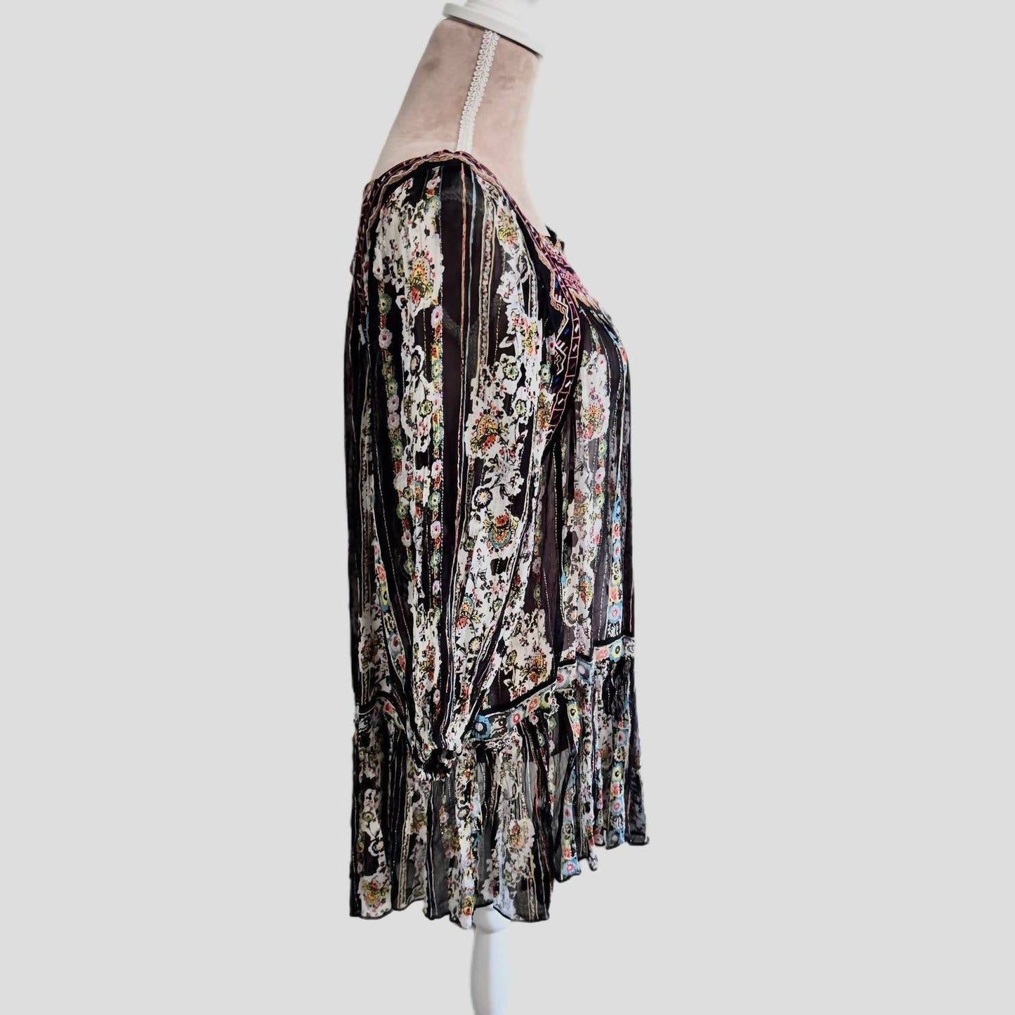 Vestido corto con estampado floral con bordado color negro