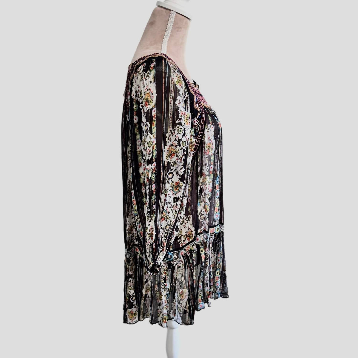 Vestido corto con estampado floral con bordado color negro