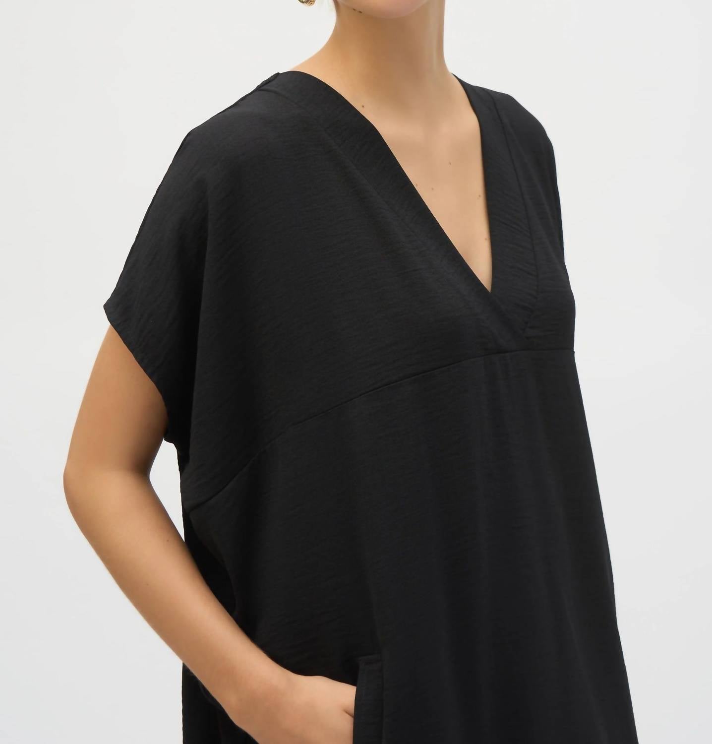 Vestido midi con cuello en V color negro