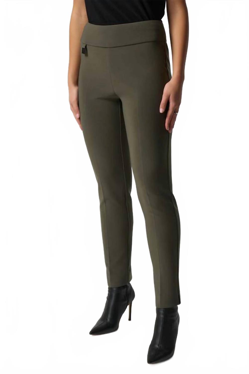 Pantalón de corte ajustado color café