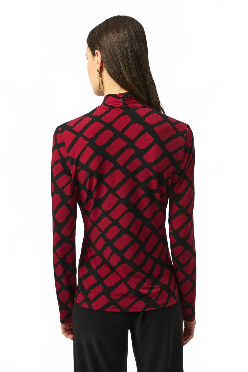 Top con cuello en V color negro y rojo