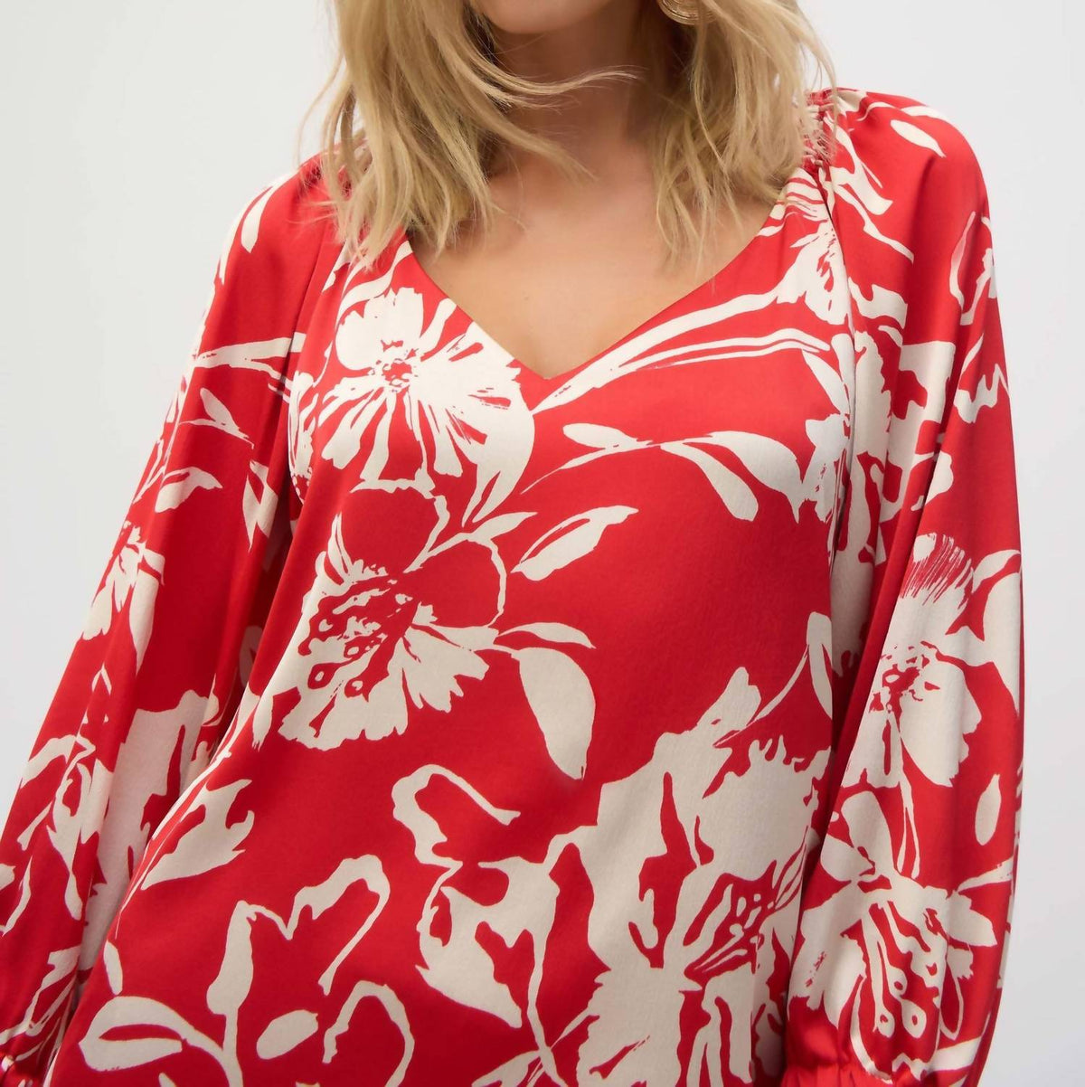 Top de satén con estampado floral color rojo y crema