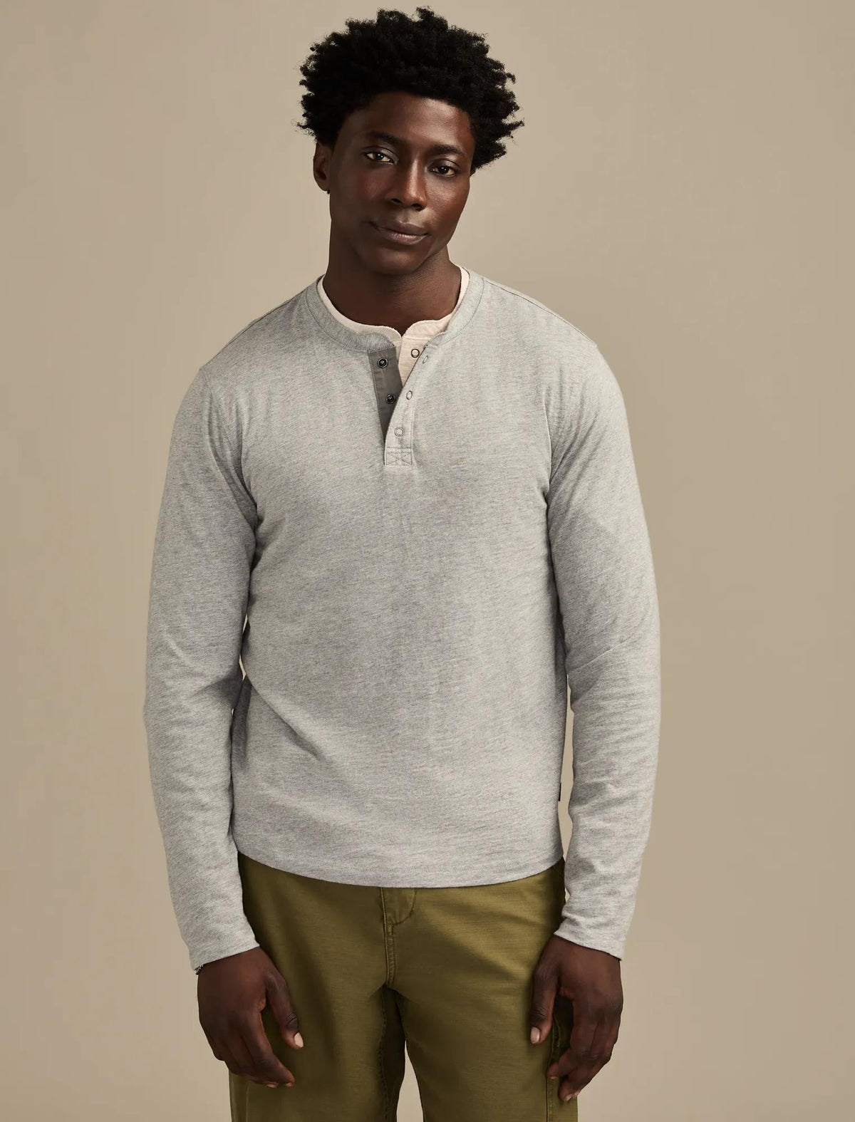 Camiseta con botones de hombre
