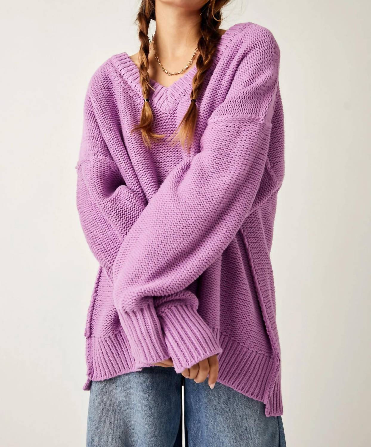 Suéter con cuello en V color violeta