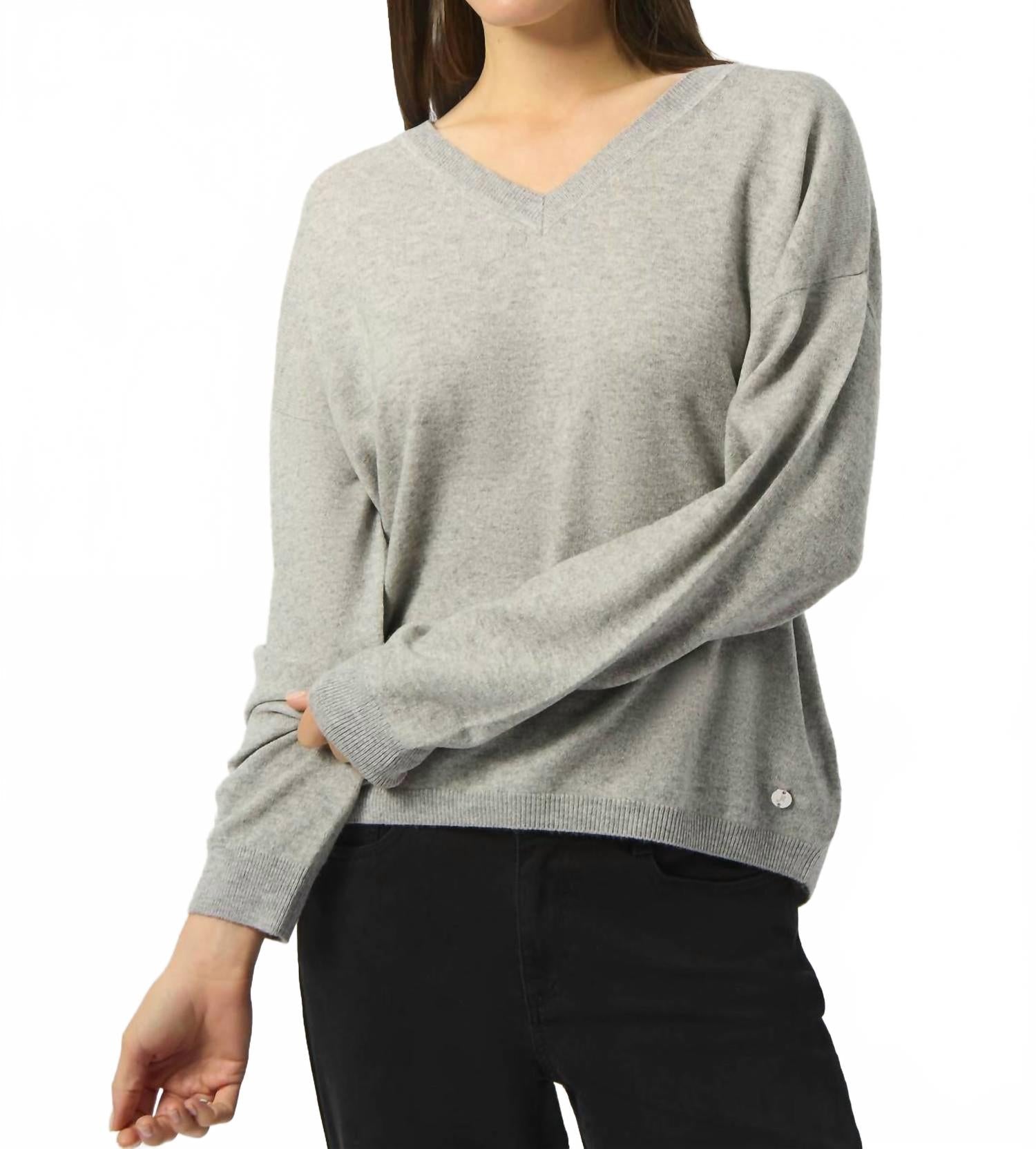 Suéter con cuello en V color gris claro