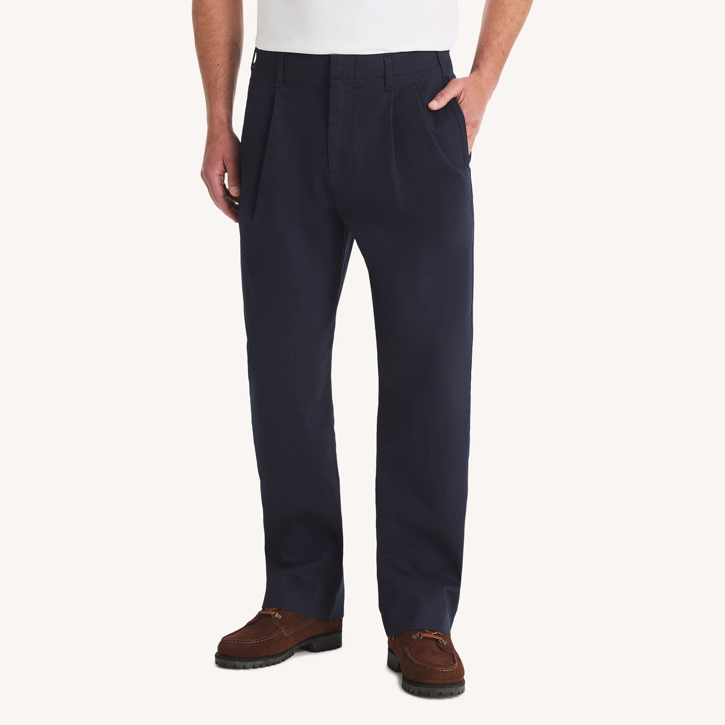 Pantalón de hombre con bordado con pliegues
