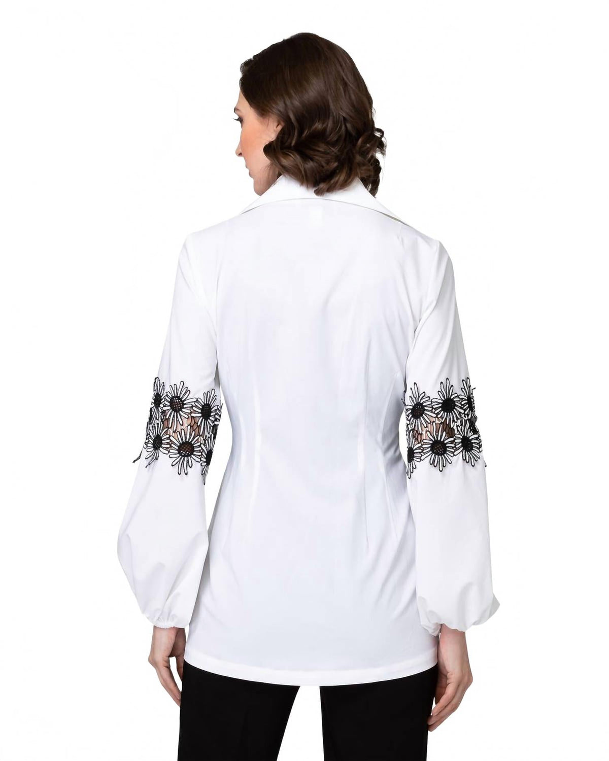 Camiseta sin mangas con bordado color negro y blanco