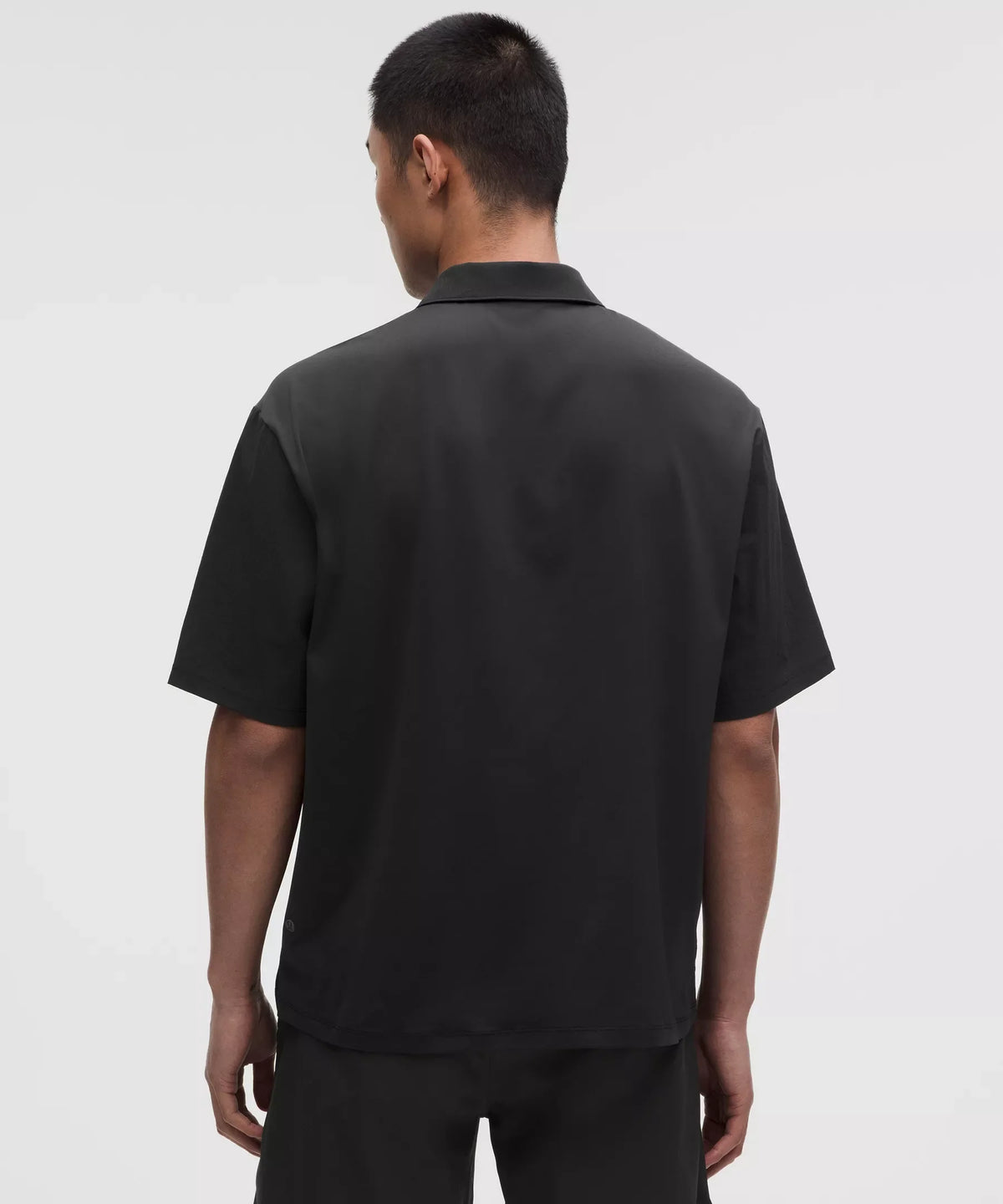 Polo de corte amplio