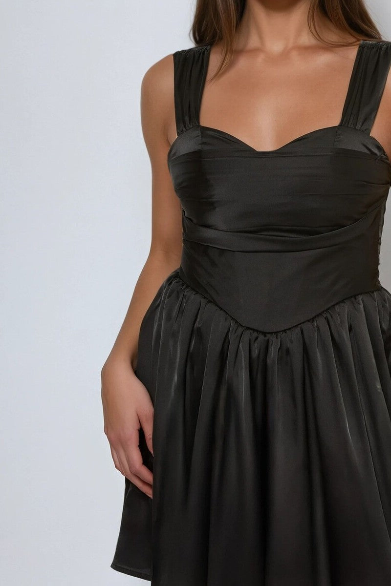 Vestido de satén corto