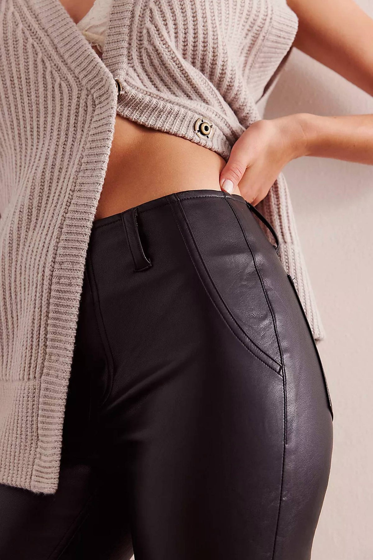 Pantalón de efecto cuero color negro