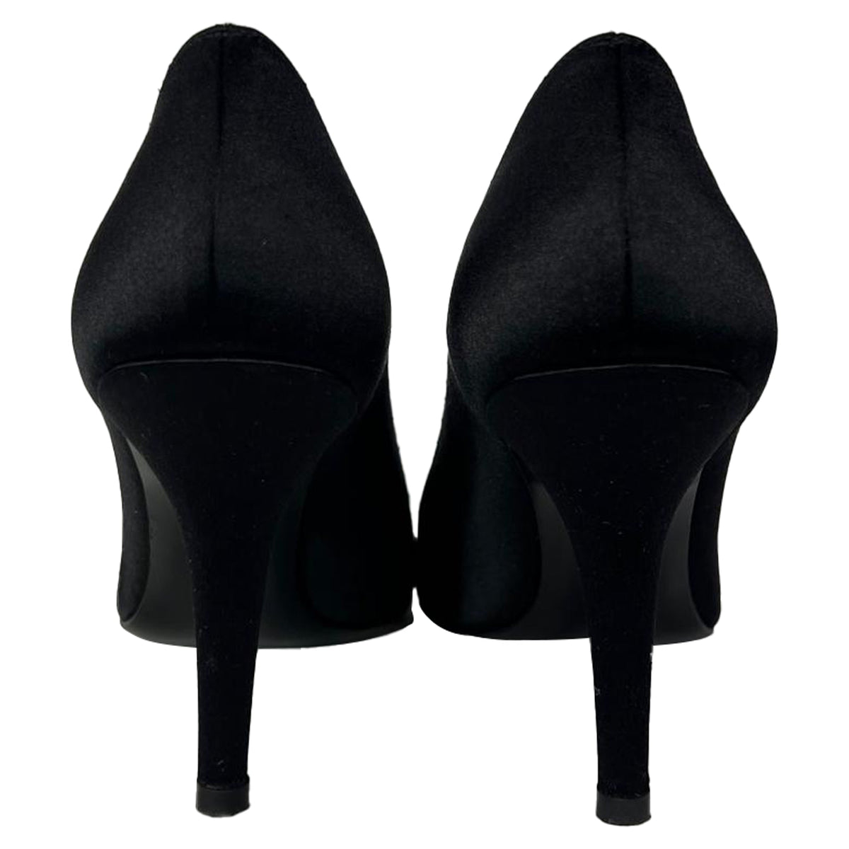 Tacones de satén color negro
