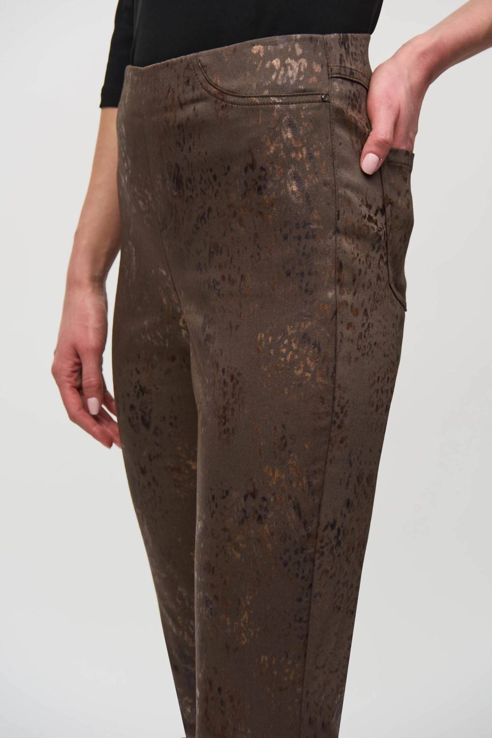 Pantalón de mezclilla con estampado animal color café