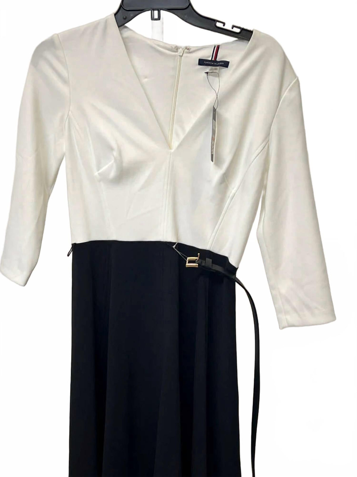 Vestido midi con cuello en V color negro y marfil