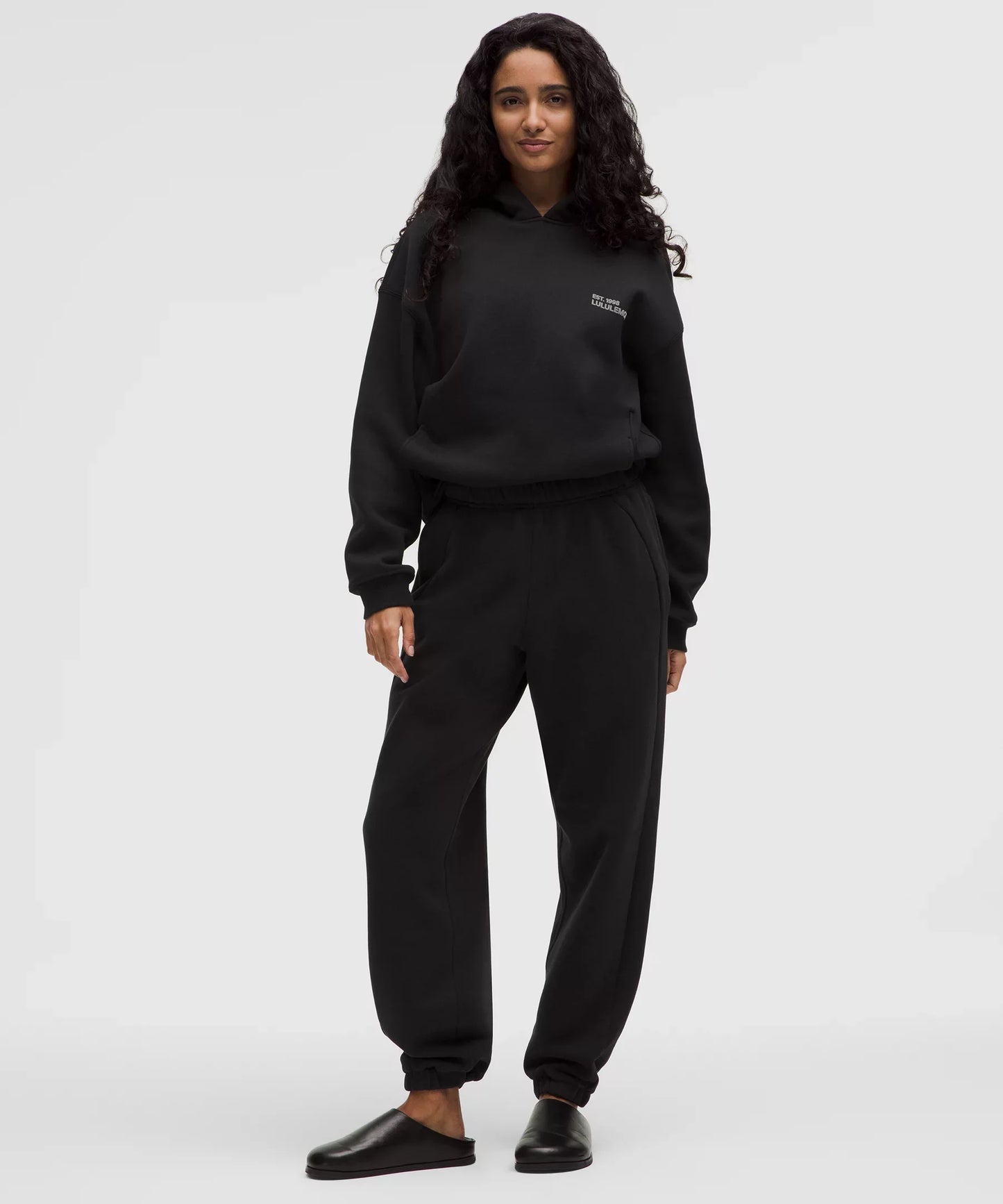 Pantalón deportivo de corte amplio de tiro medio