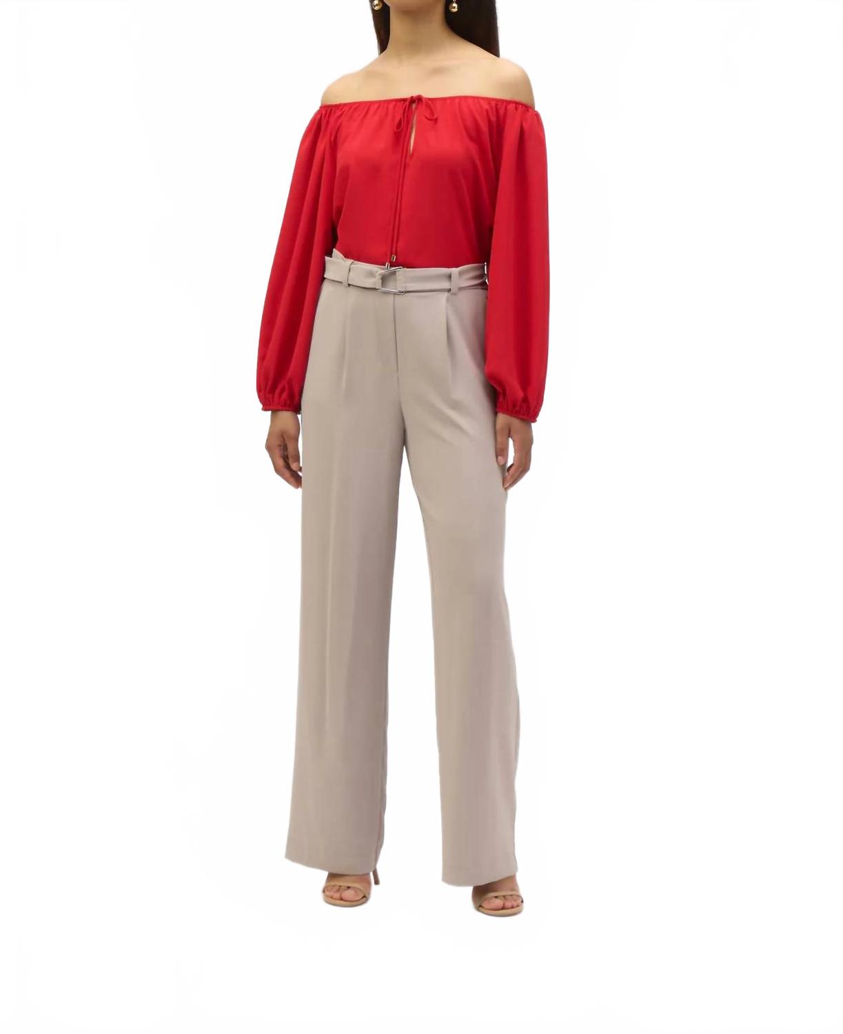 Top con hombros descubiertos color rojo