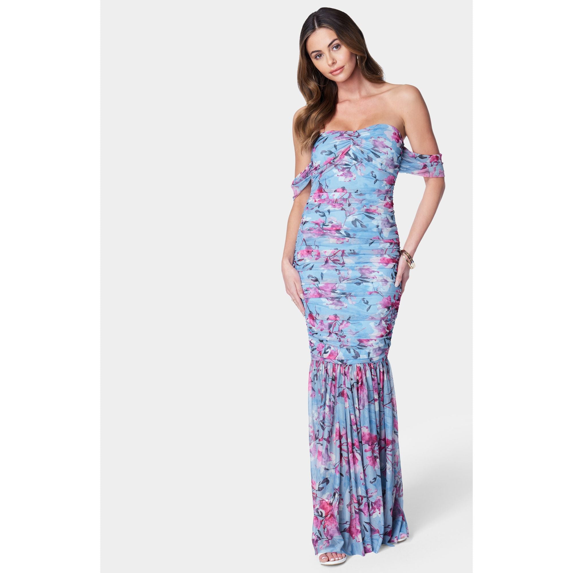 Vestido de mujer con hombros descubiertos