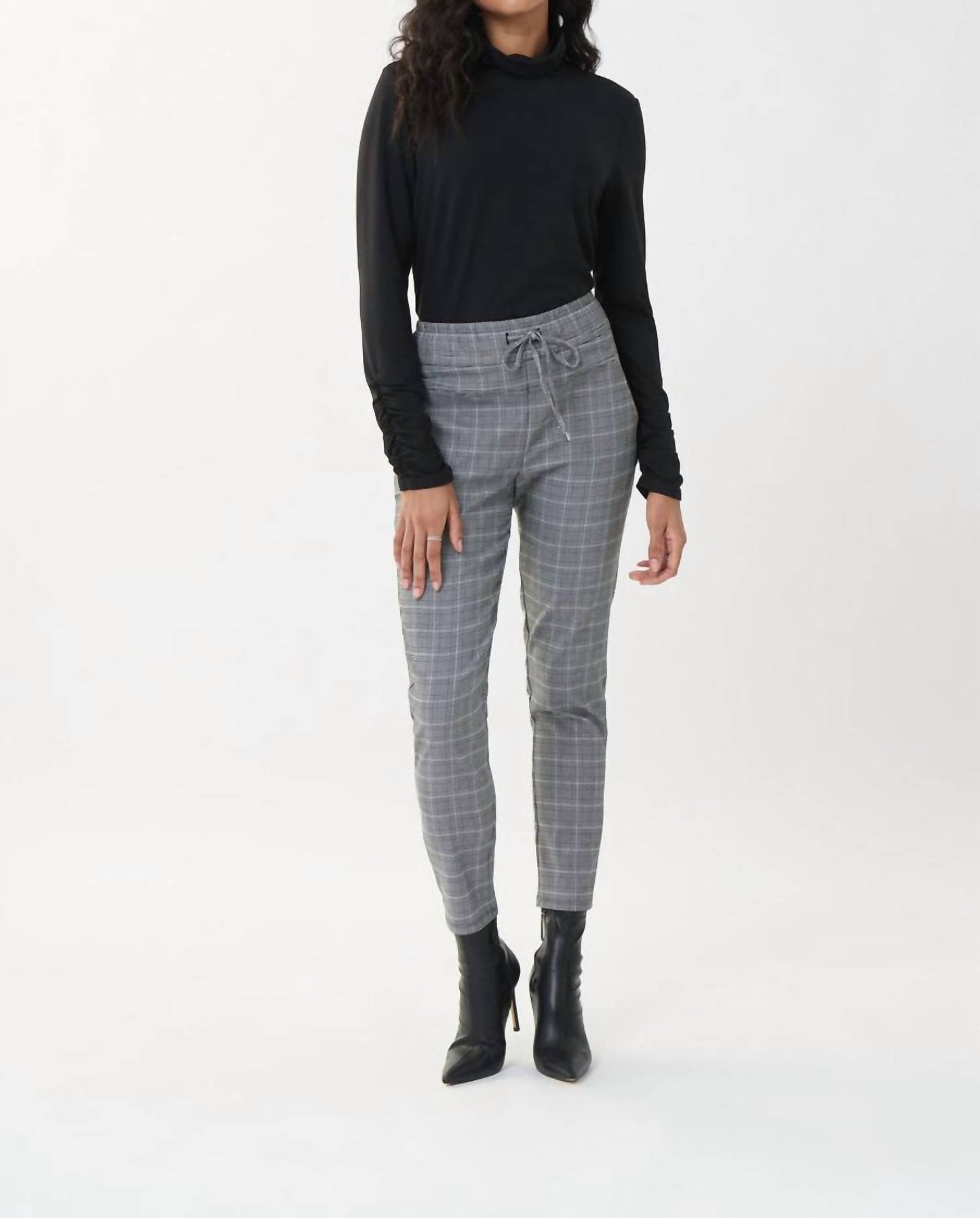 Top con cuello alto color negro