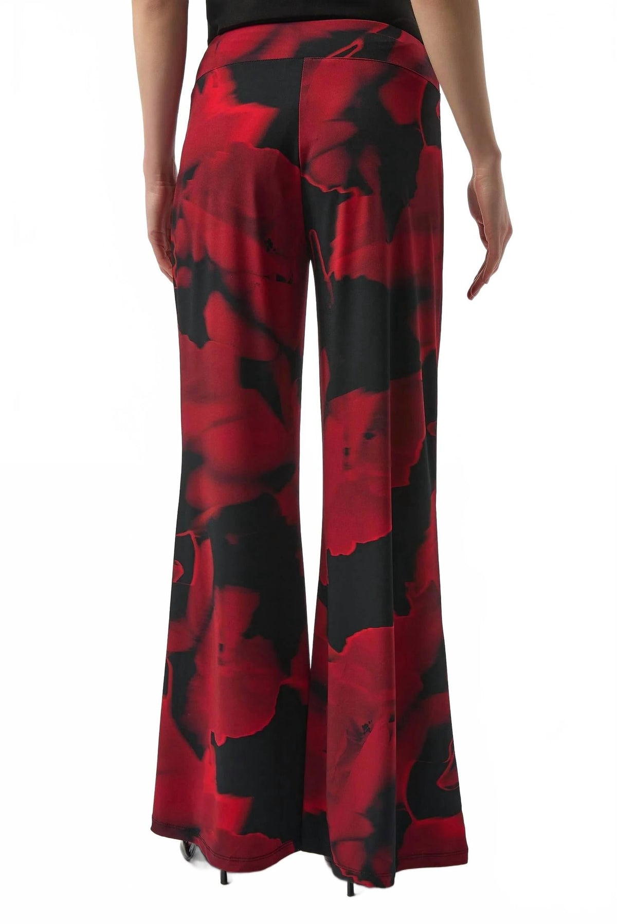 Pantalón de pierna ancha con estampado floral color negro y rojo