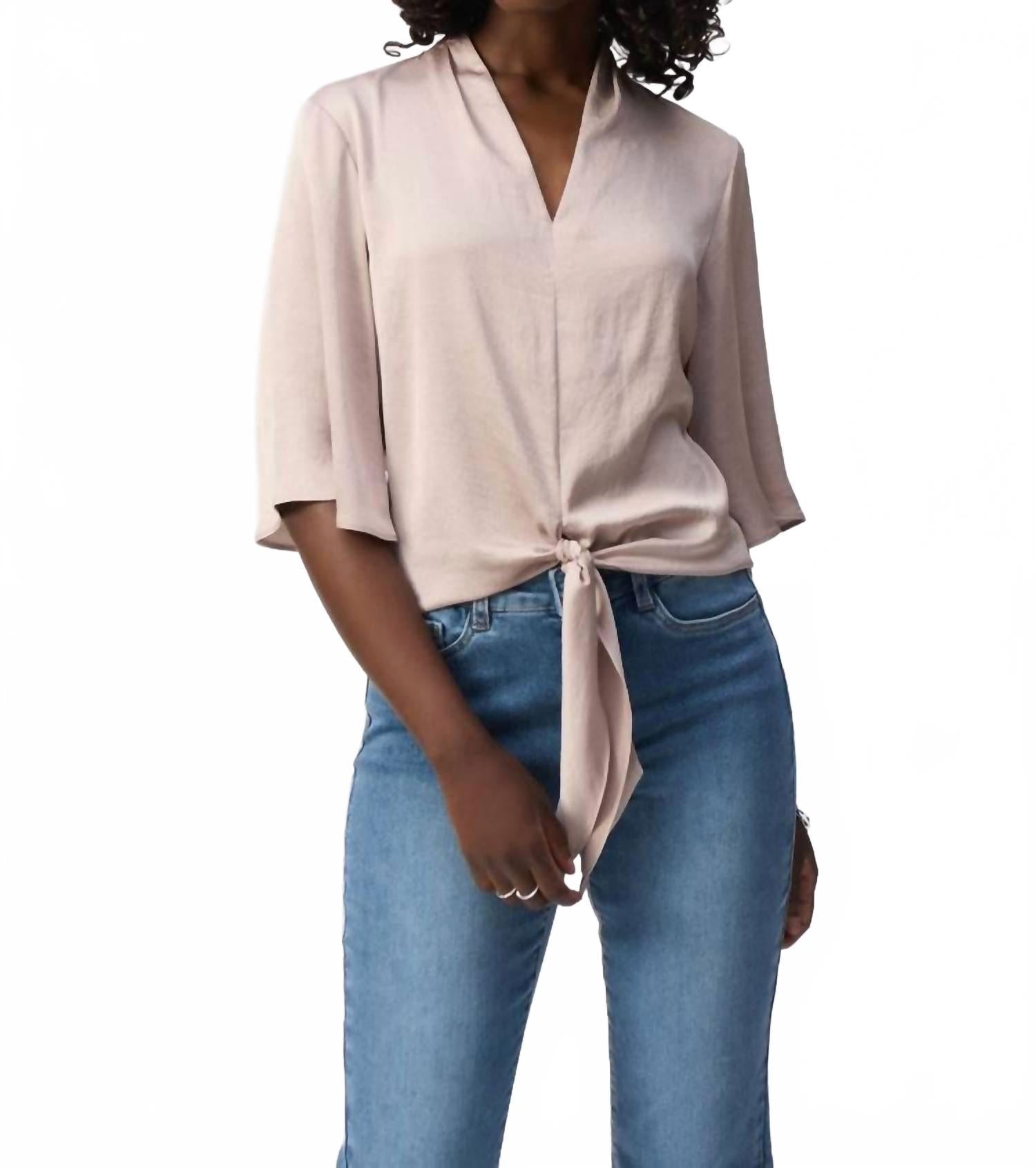 Top de satén con cuello en V color beige
