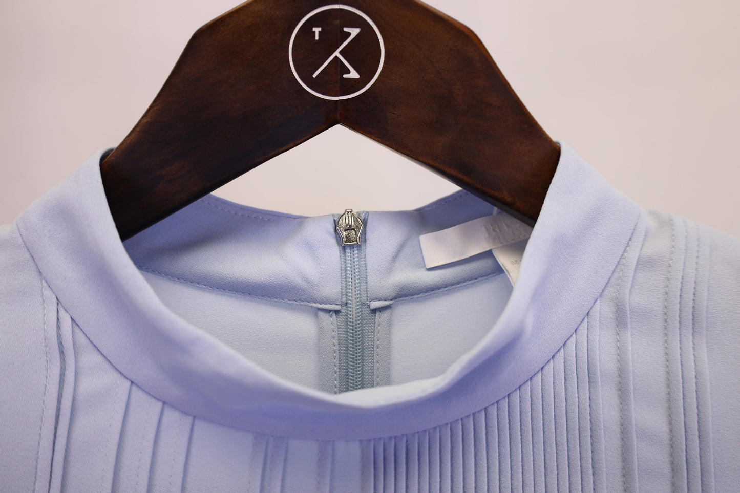 Top con cuello alto con pliegues color azul