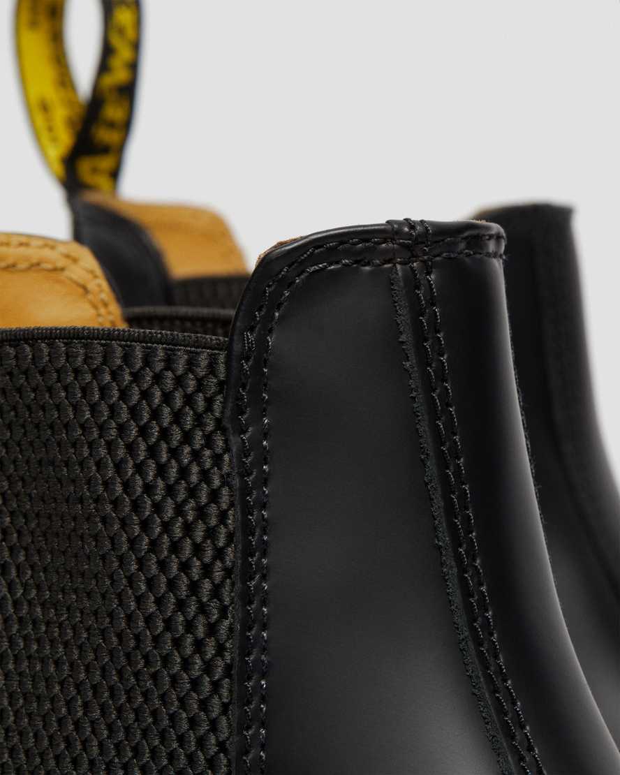 Botas de cuero color amarillo