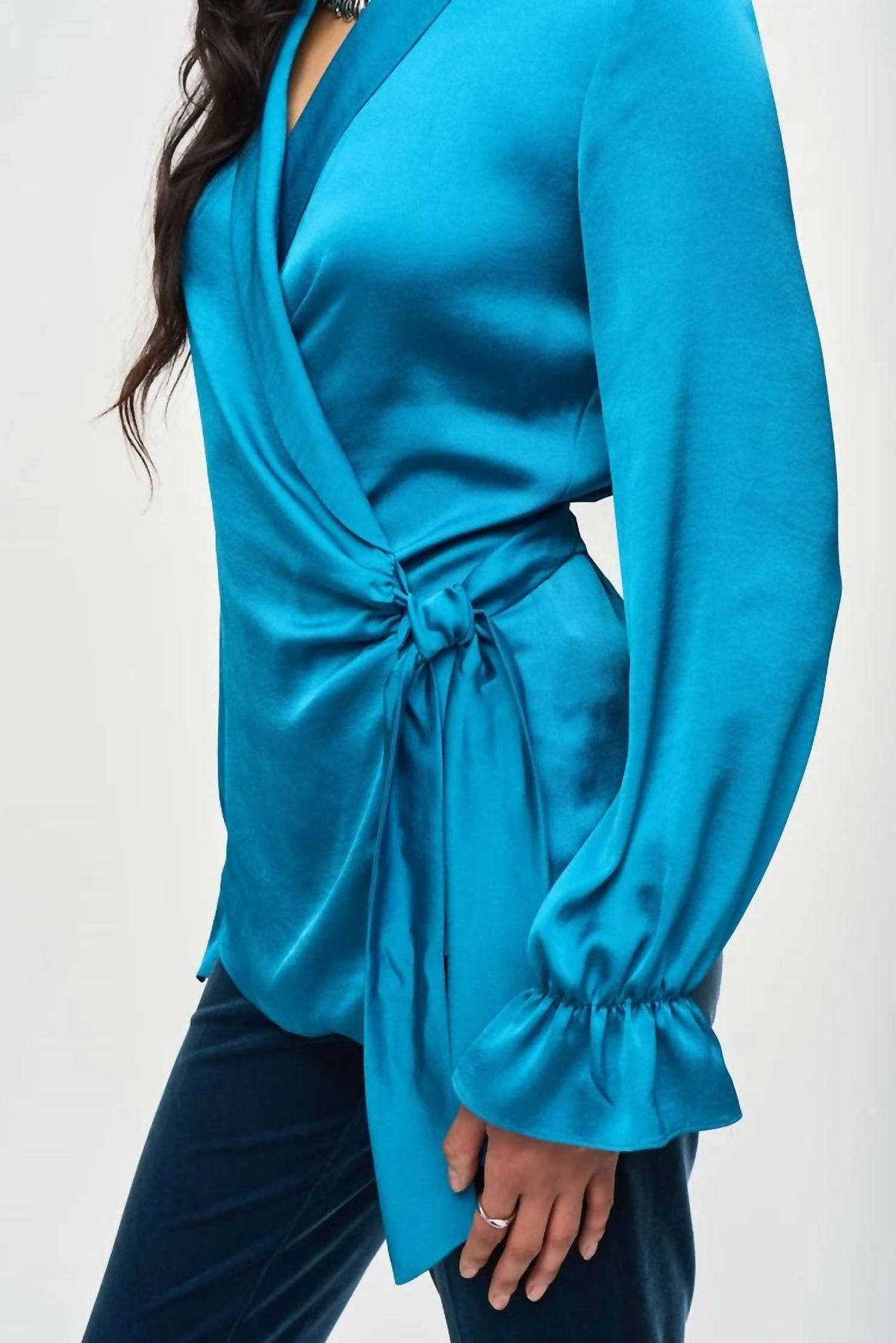 Blusa de satén color azul
