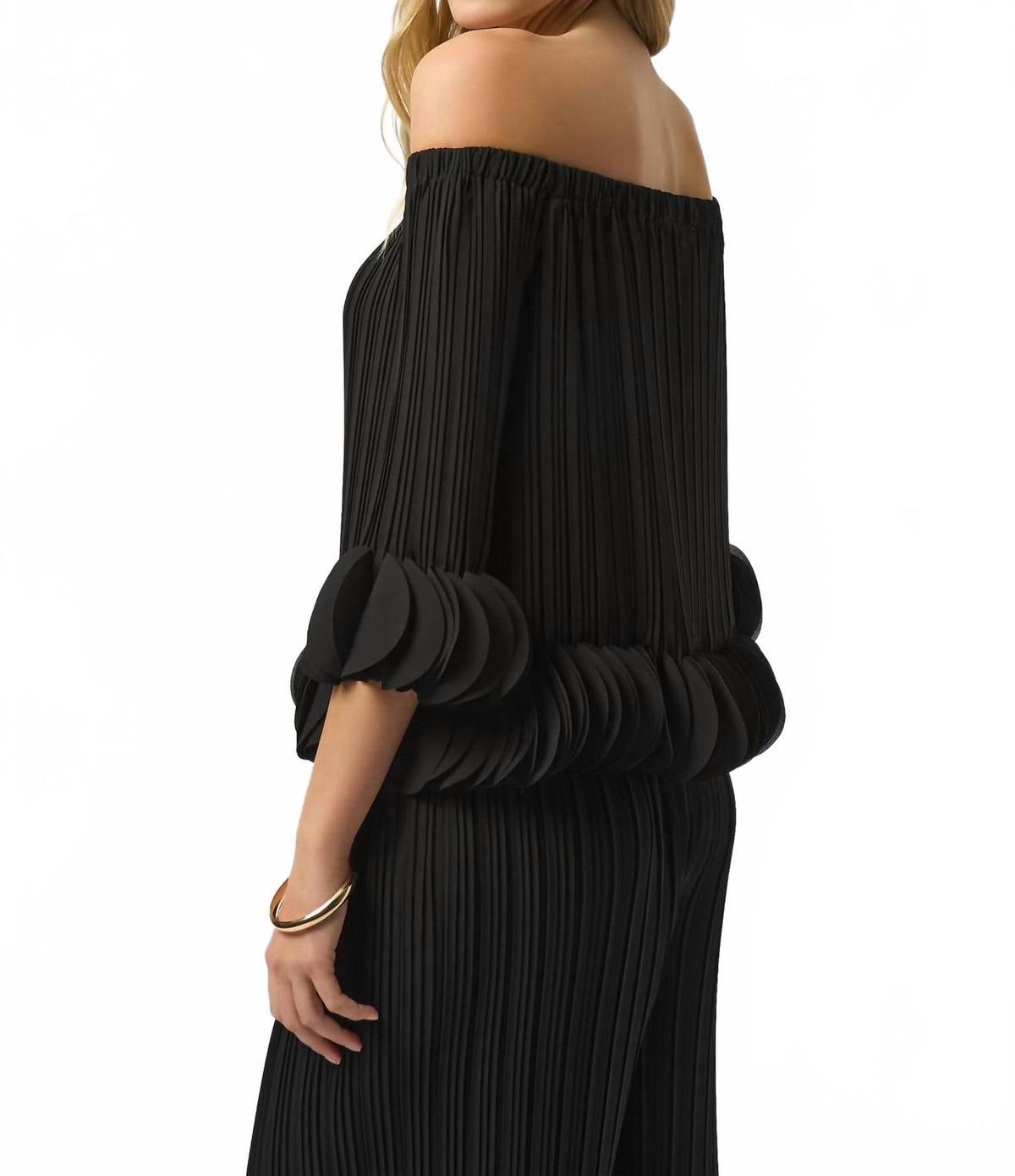 Top con hombros descubiertos con pliegues color negro
