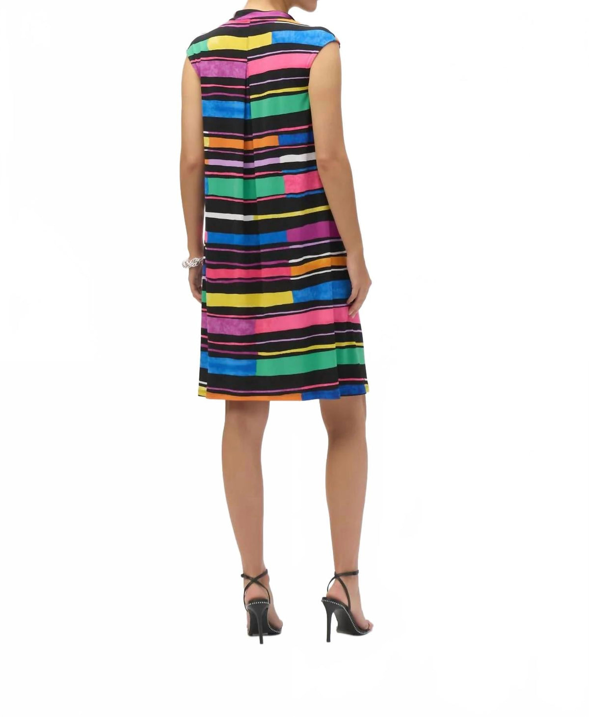 Vestido sin mangas con cuello en V color negro