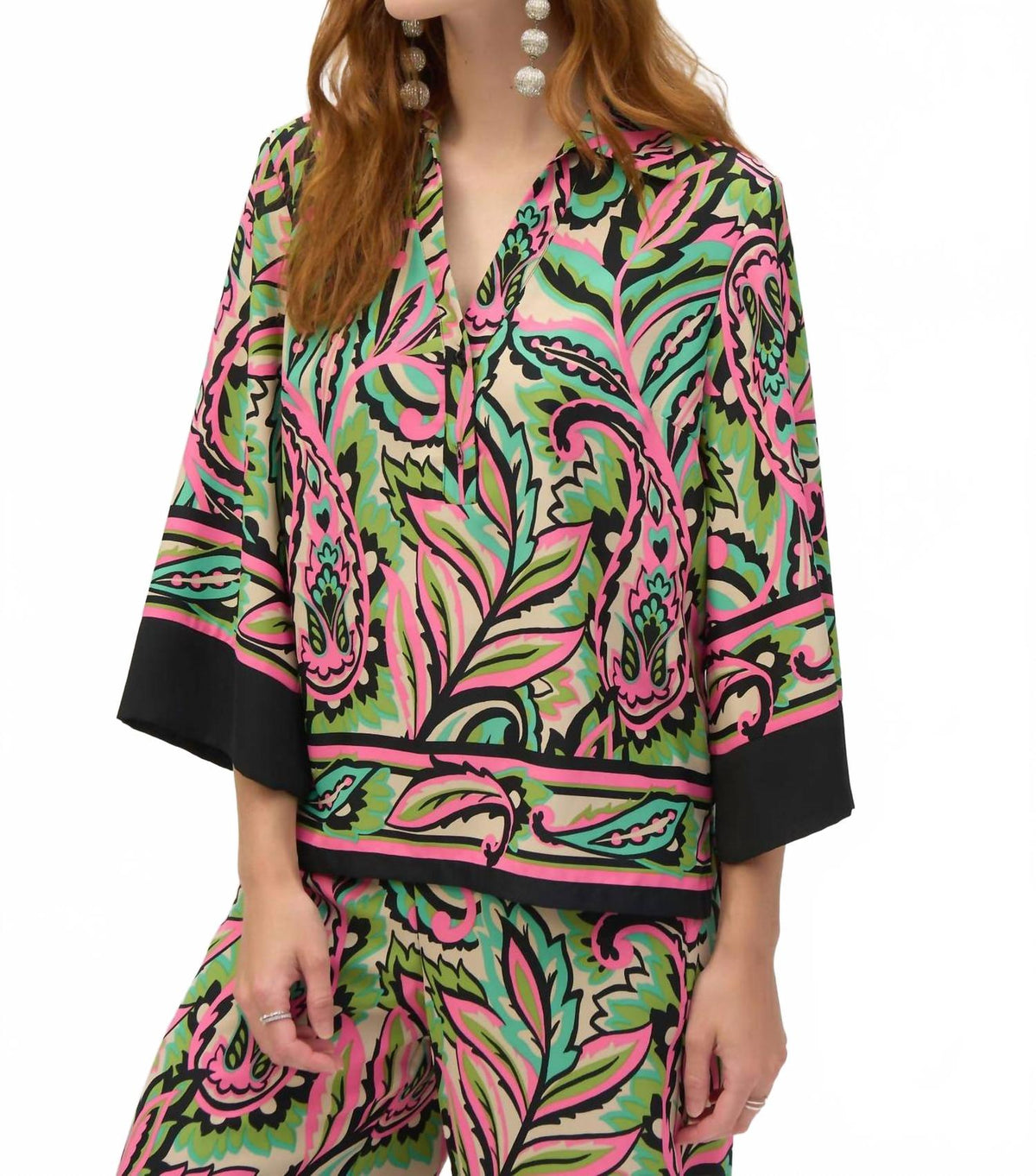 Top con cuello en V con estampado floral color negro