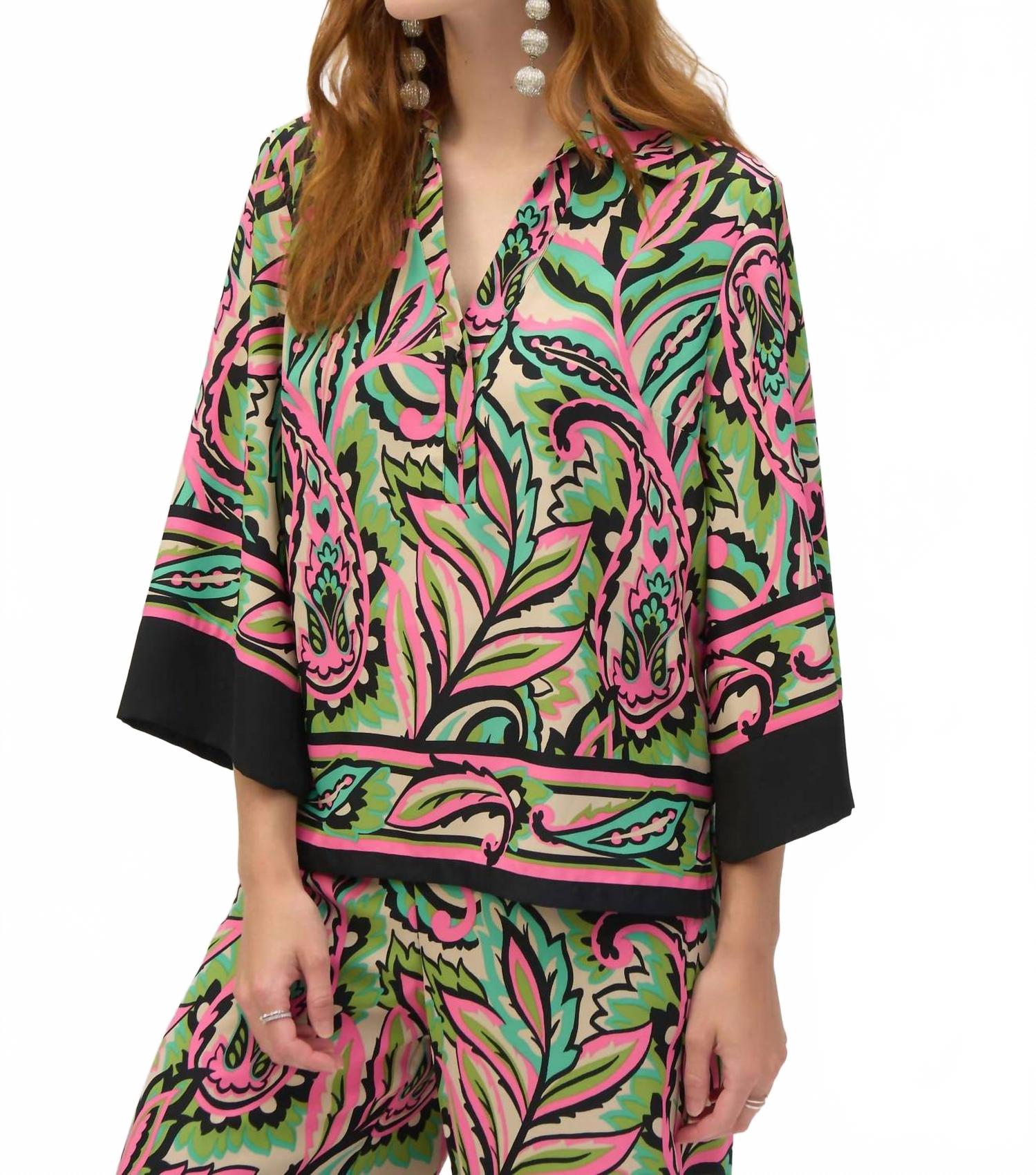 Top con cuello en V con estampado floral color negro