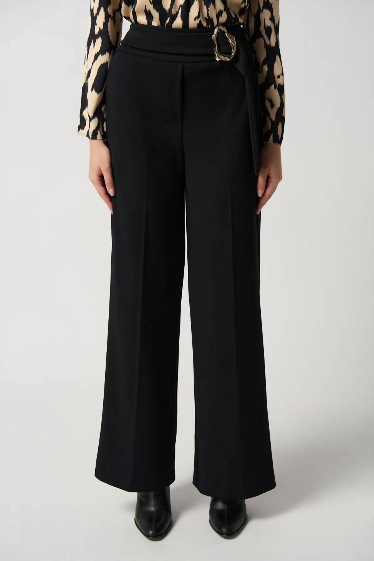 Pantalón de pierna ancha color negro