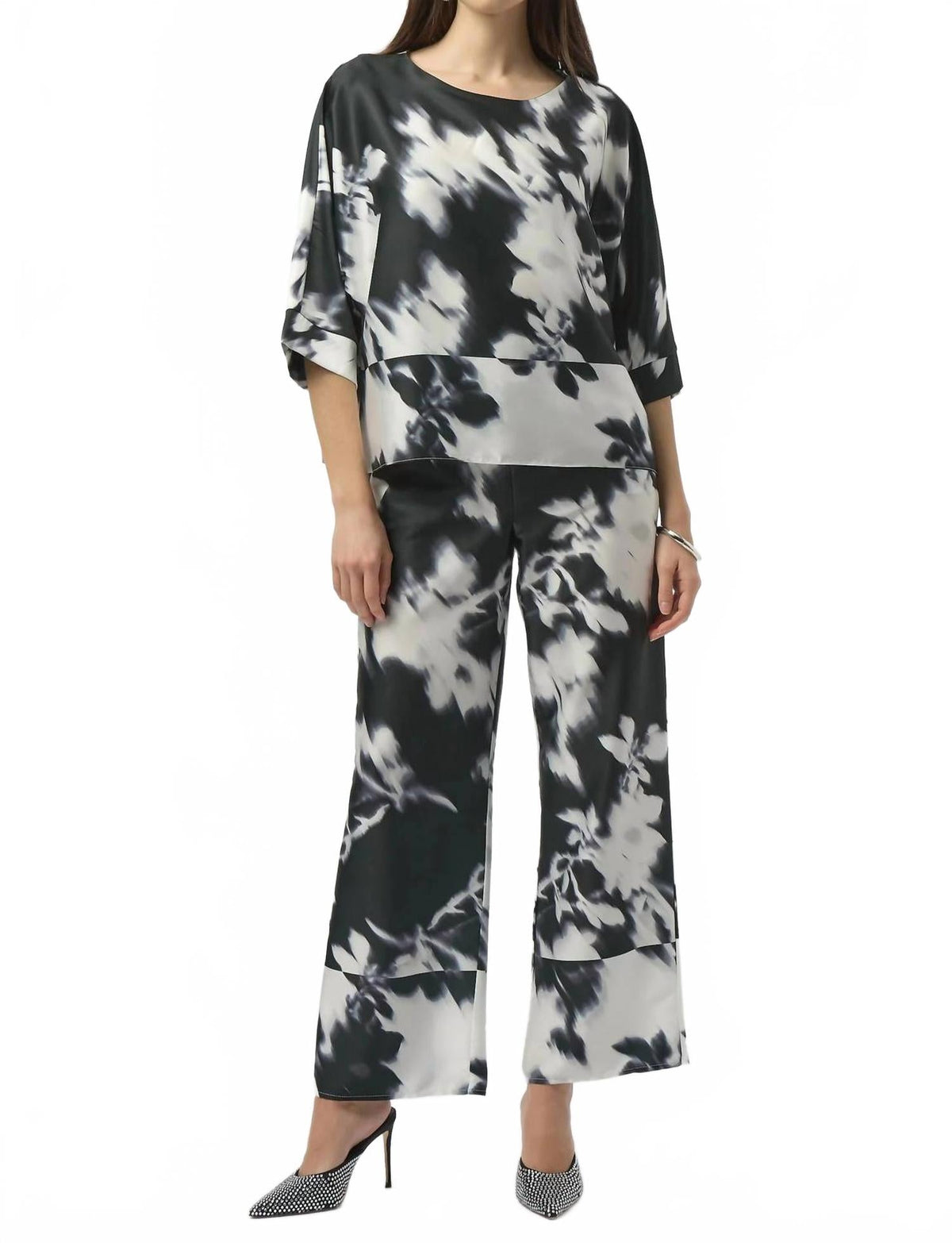 Top de satén con estampado floral color negro y blanco