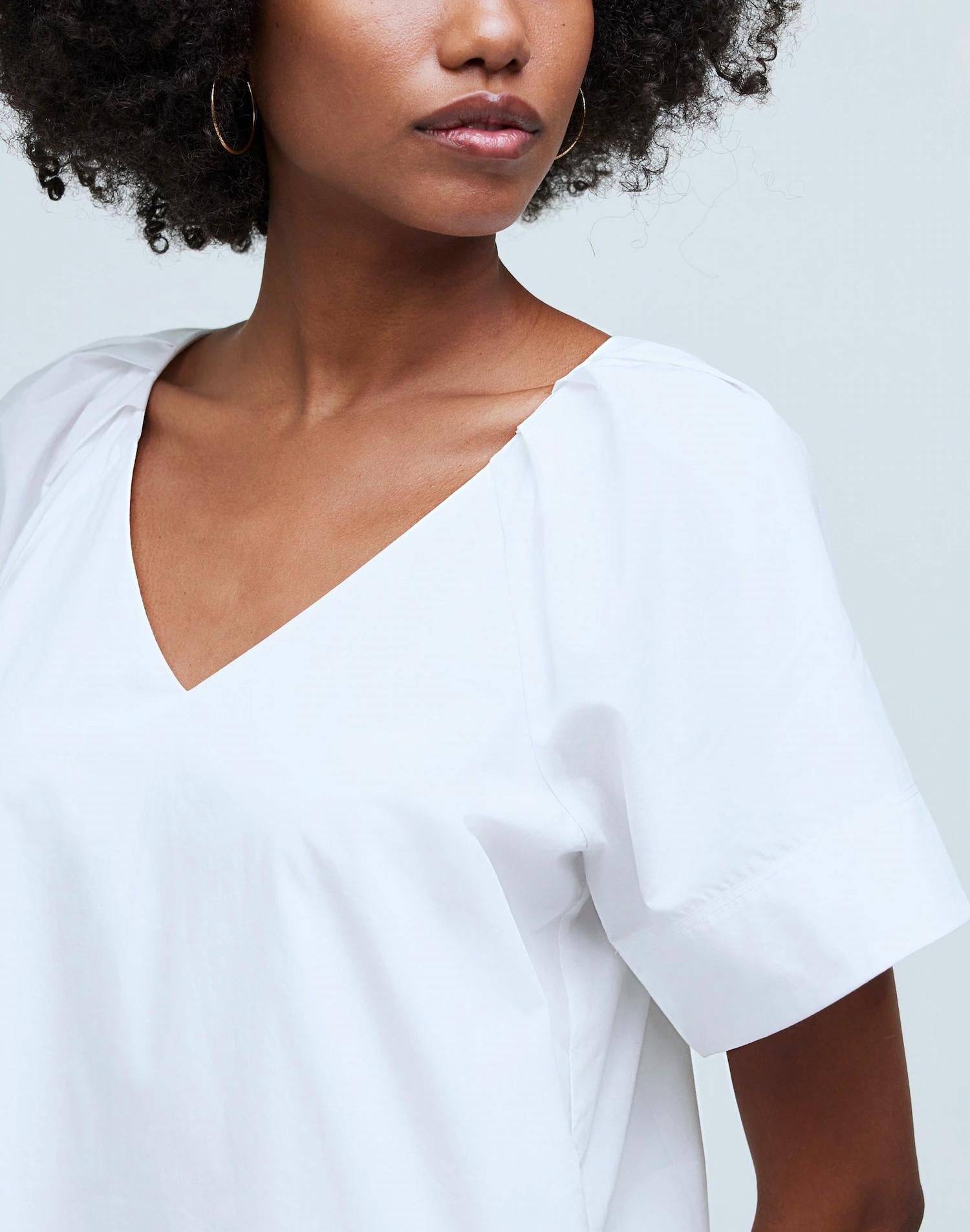 Vestido corto con cuello en V color blanco
