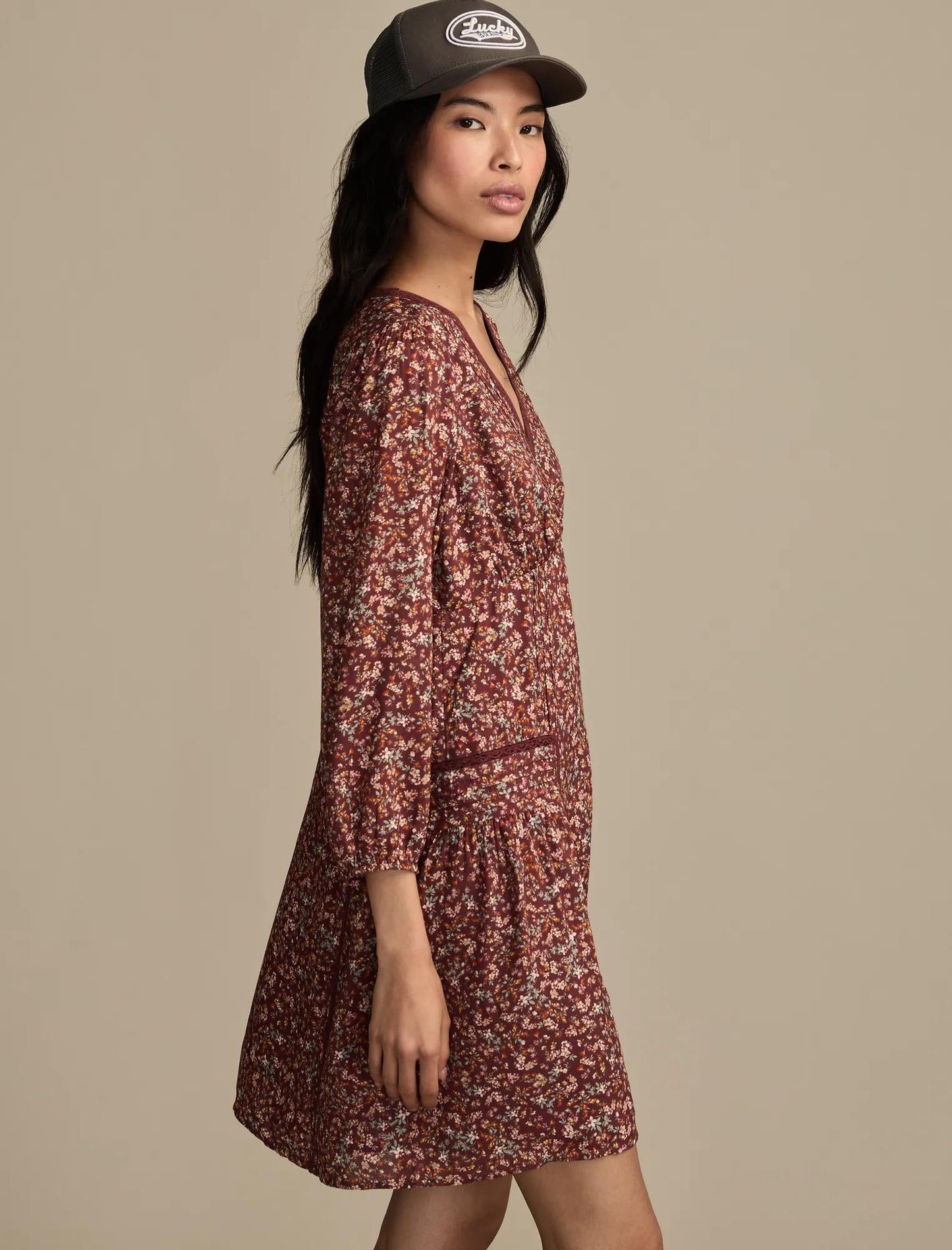 Vestido de mujer corto con cuello en V