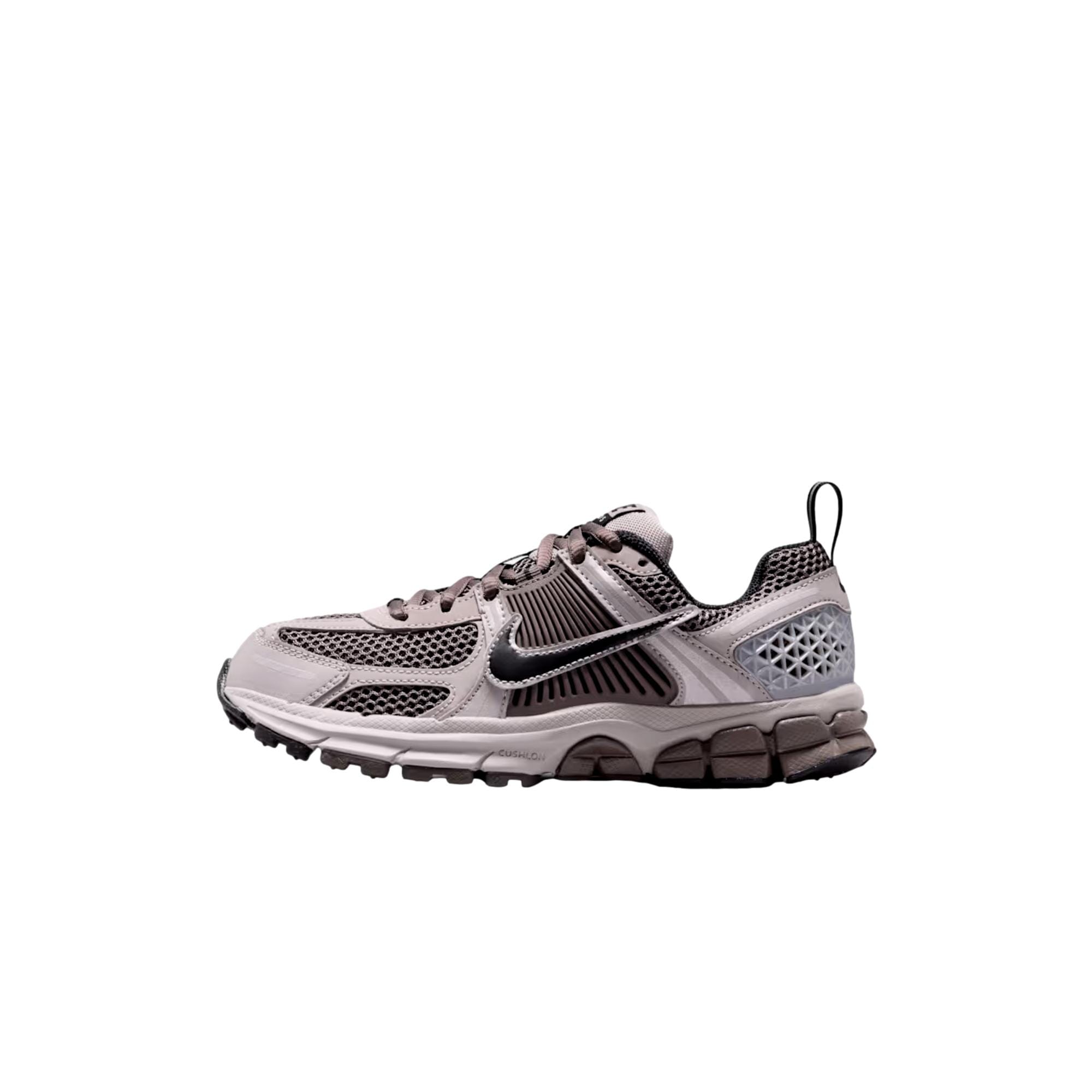 Nike Vomero 5 College Grey / Black - Cave Stone  HF6998-010 Escolar