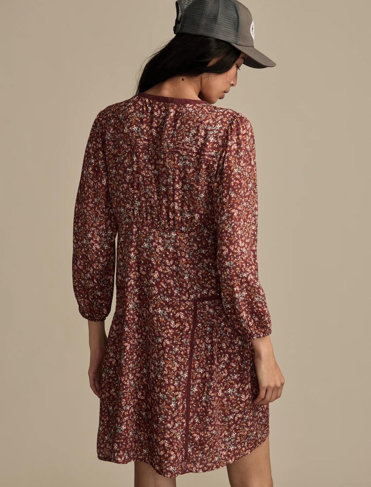 Vestido de mujer corto con cuello en V