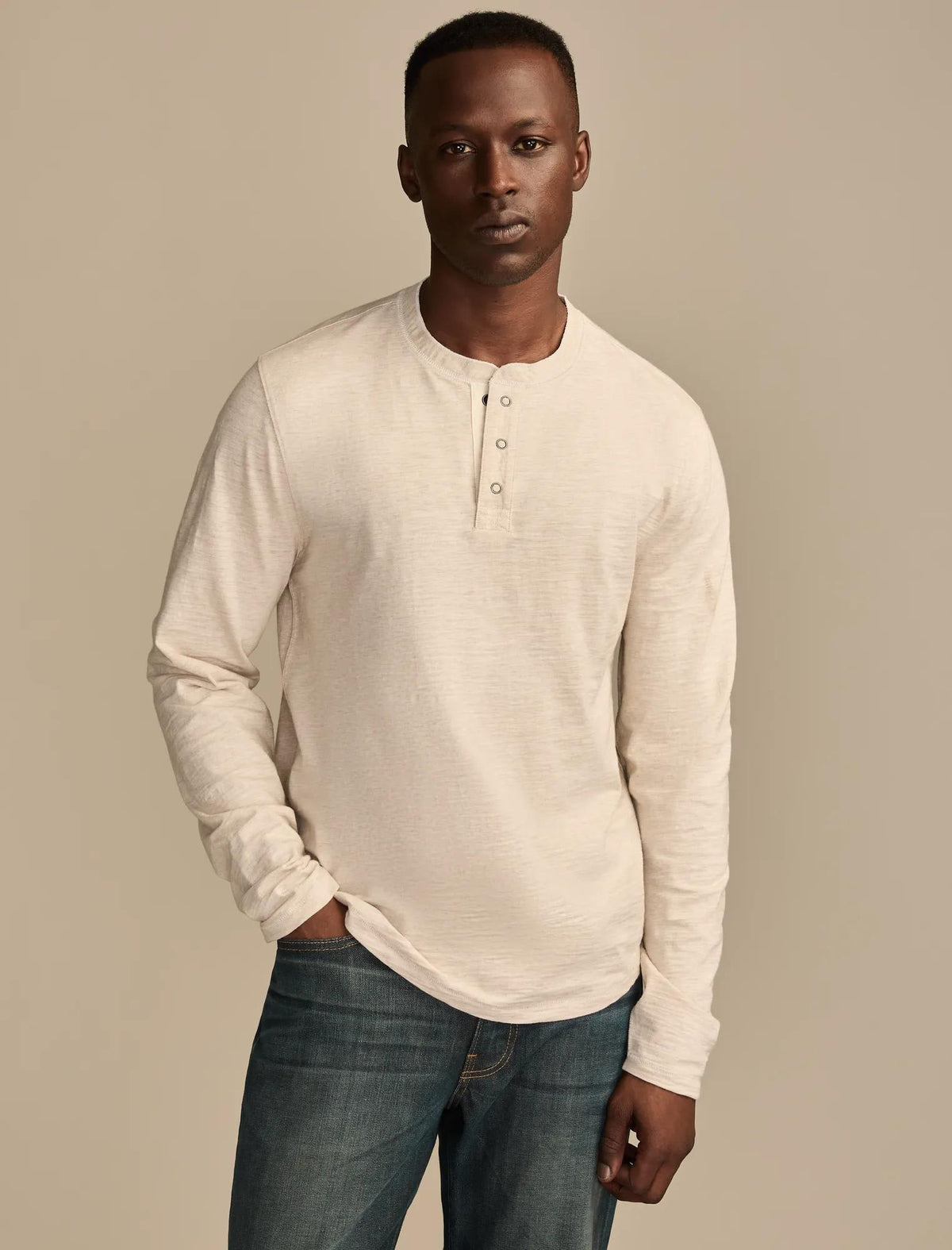 Camiseta con botones de hombre