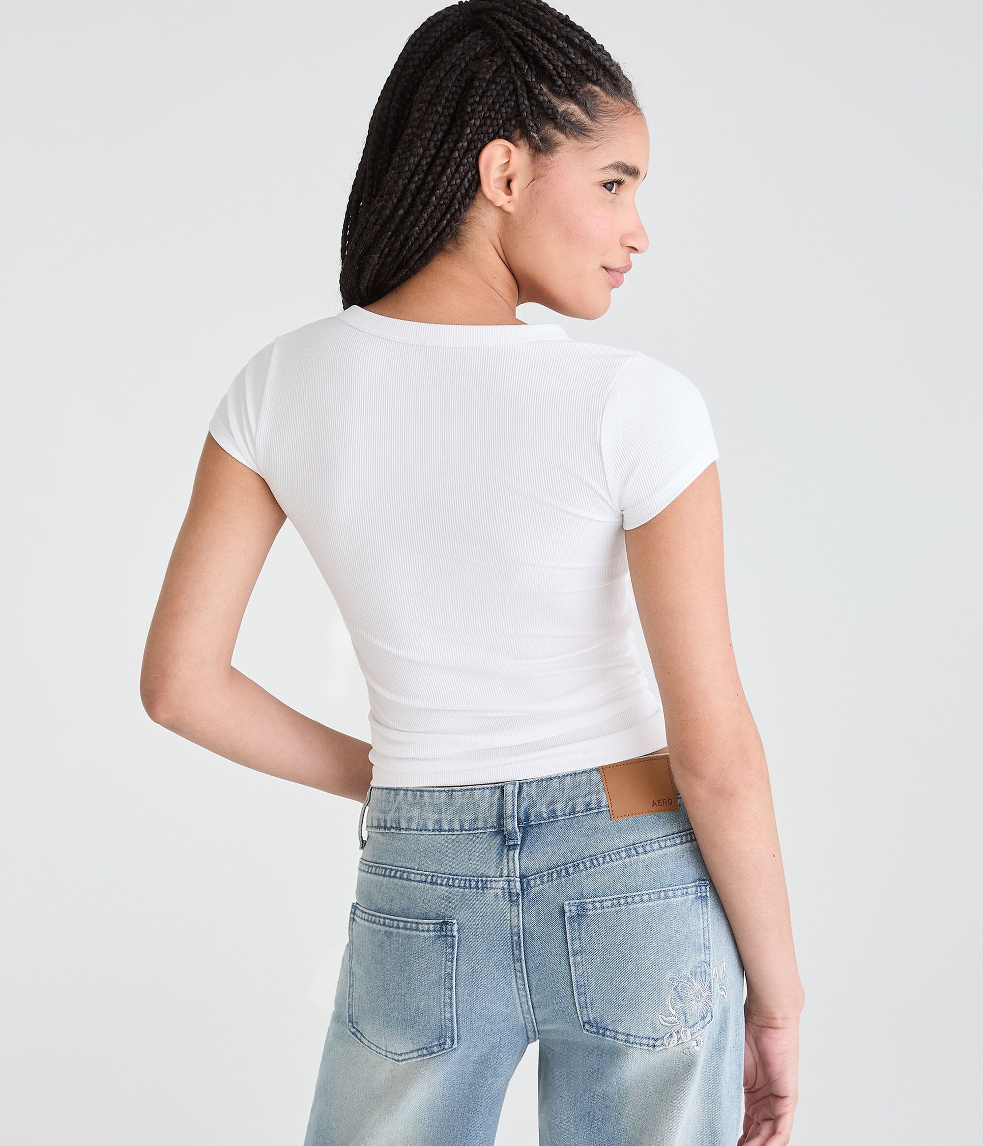 Camiseta con botones con cuello en V