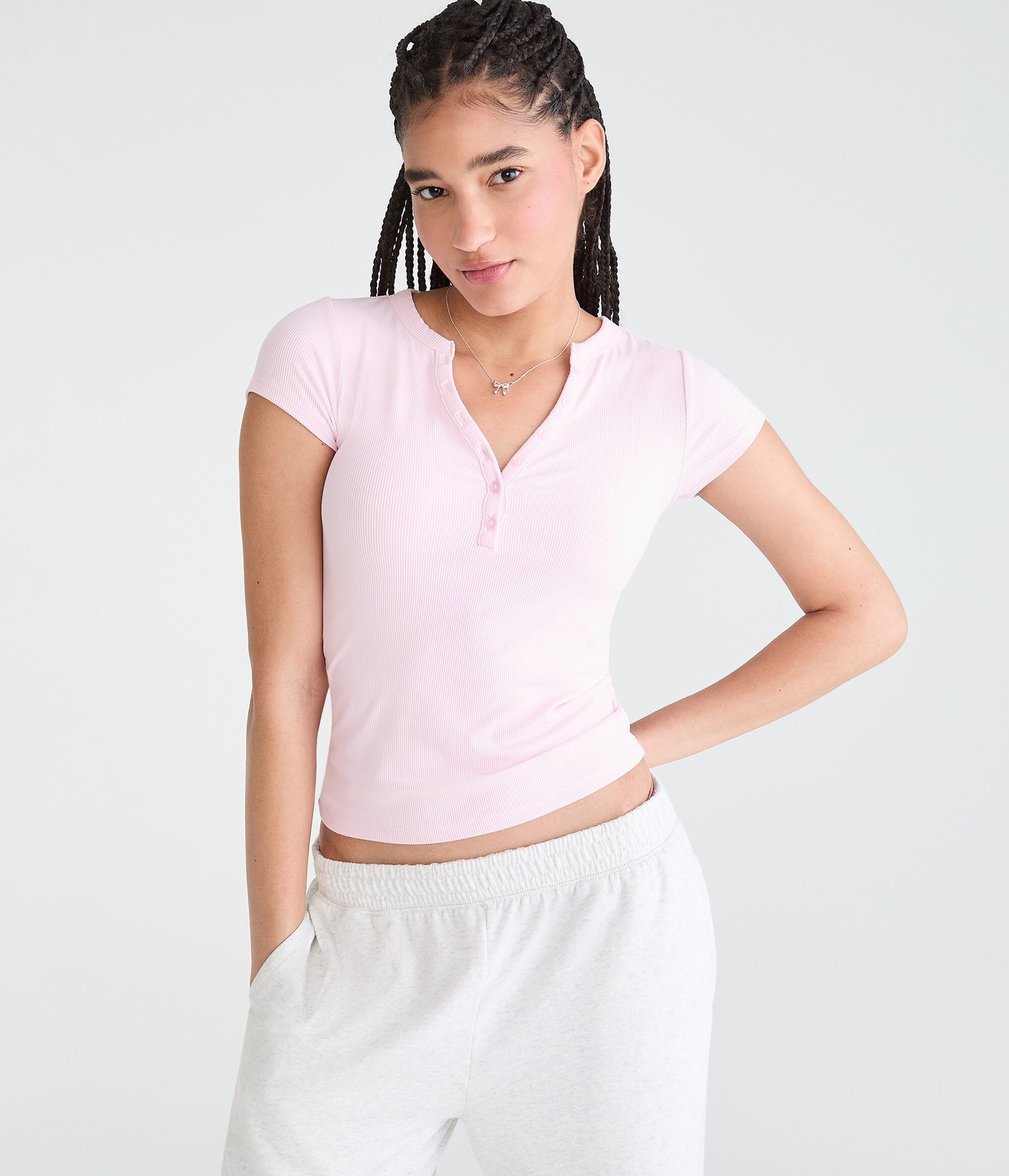 Camiseta con botones con cuello en V