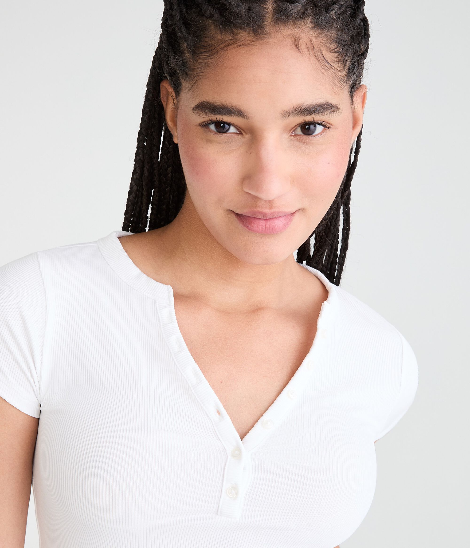 Camiseta con botones con cuello en V