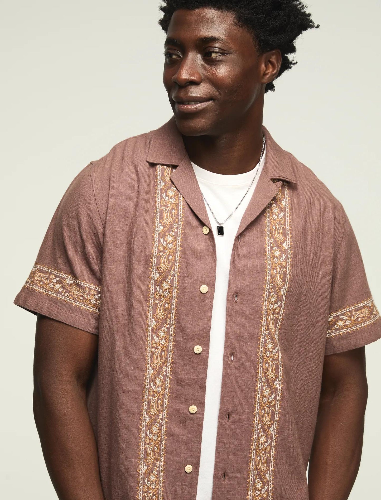 Camisa de hombre con bordado