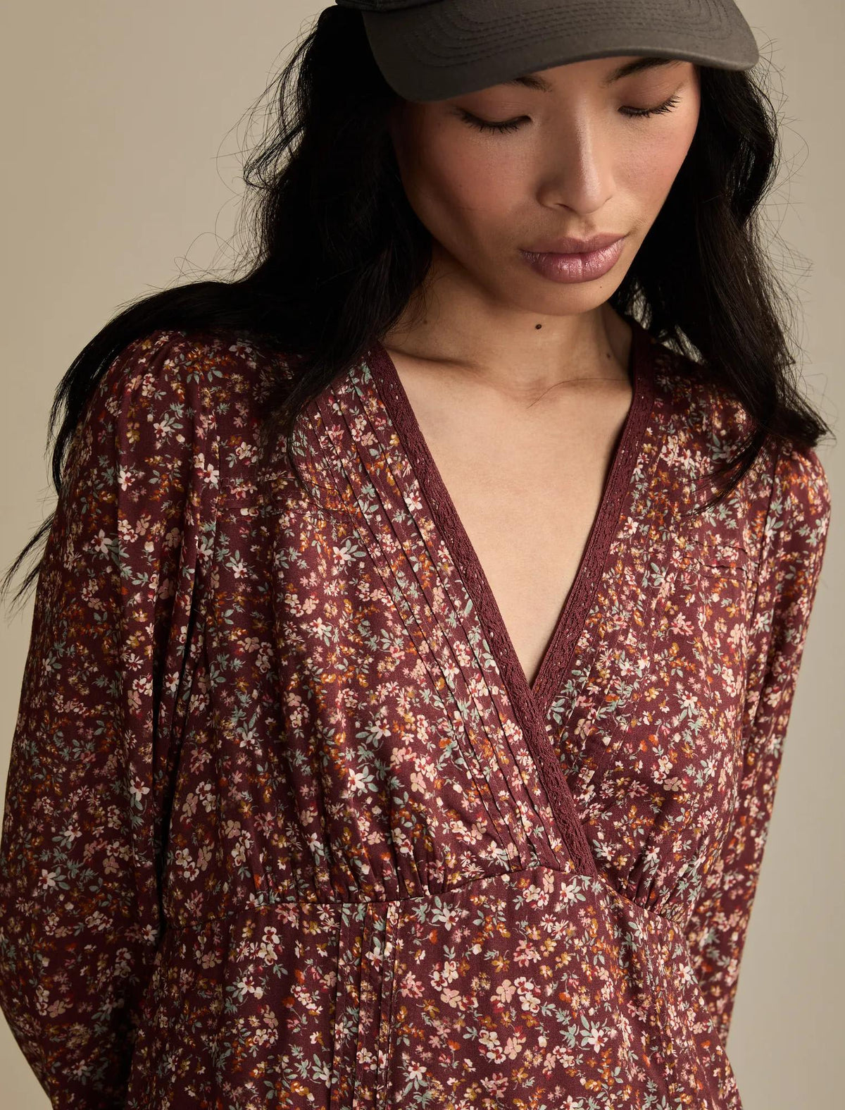 Vestido de mujer corto con cuello en V